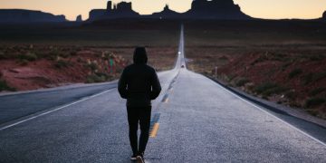 Ragazzo solo strada deserto