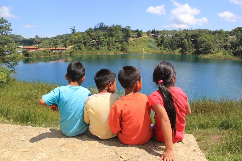Bambini che guardano un lago in Guatemala