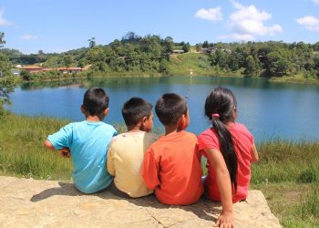 Bambini che guardano un lago in Guatemala