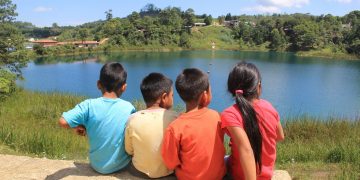 Bambini che guardano un lago in Guatemala