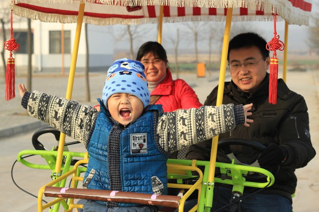 Famiglia cinese con bimbo felice
