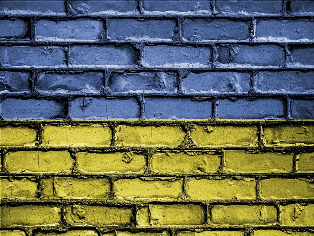 Bandiera ucraina dipinta su un muro di mattoni