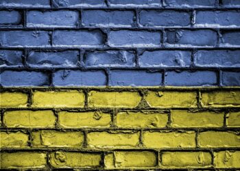 Bandiera ucraina dipinta su un muro di mattoni