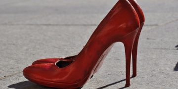 Scarpe rosse con tacco esposte in piazza