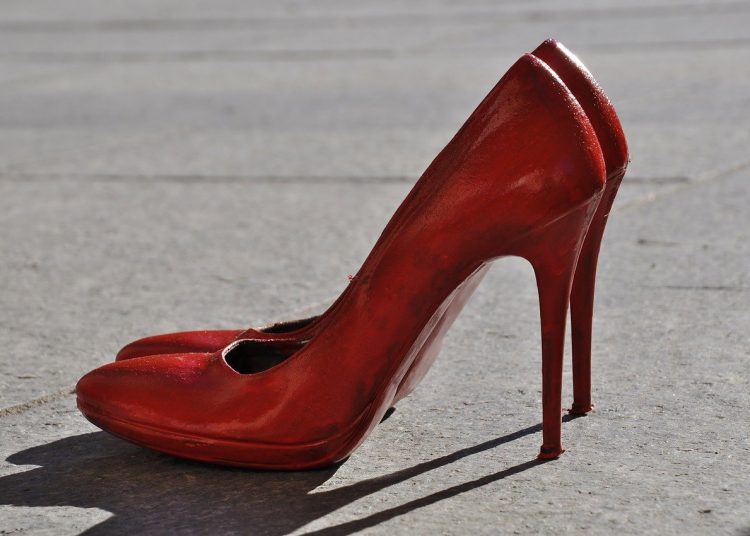 Scarpe rosse con tacco esposte in piazza