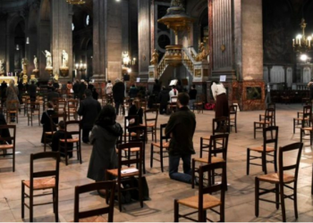 Jean Castex propose une jauge de 6 m2 par fidèle