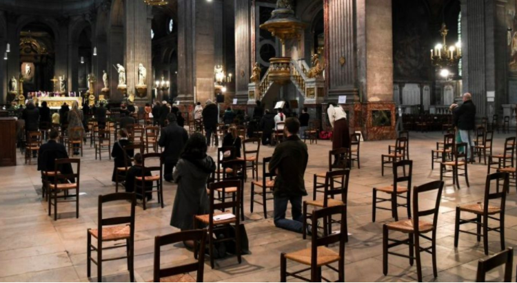 Jean Castex propose une jauge de 6 m2 par fidèle