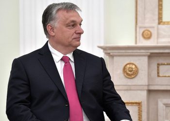 Поправки в венгерскую конституцию: «Отцом является мужчина, а матерью женщина»