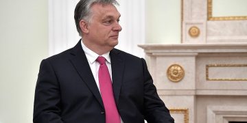 Поправки в венгерскую конституцию: «Отцом является мужчина, а матерью женщина»