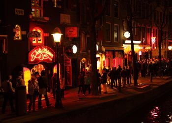 Rue au feu rouge