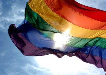 Bandiera arcobaleno che sventola nel cielo