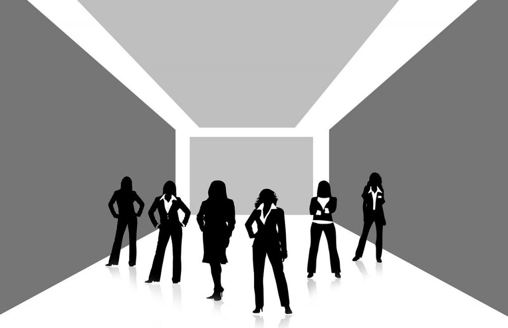 Silhouette nero su grigio di un gruppo di donne