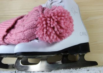 Pattini da ghiaccio con cappello di lana rosa