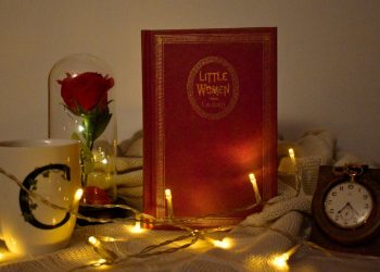 Piccole Donne, il volume in cuoio rosso impresso in oro