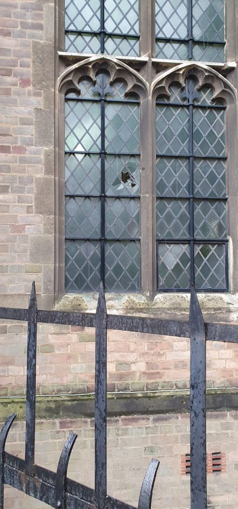 La vetrata vandalizzata nella chiesa di Santa Croce a Leicester