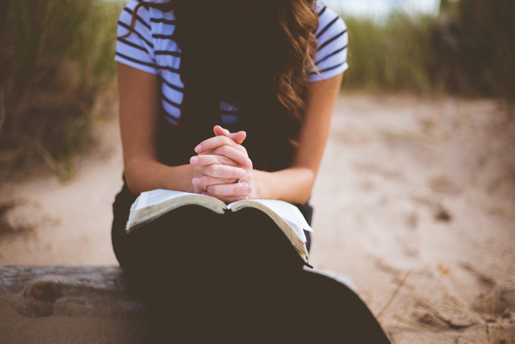 Una giovane ragazza legge la Bibbia