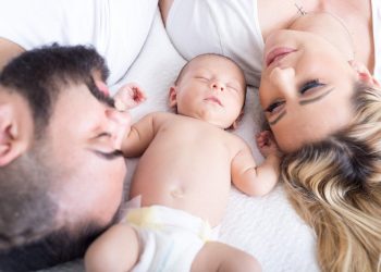 Mamma, papà e neonato