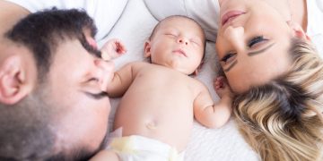 Mamma, papà e neonato