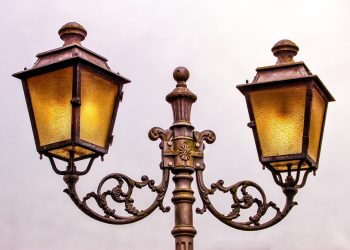 Lampioni antichi accesi nella nebbia