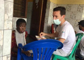 L'ambassadeur Luca Attanasio à Kinshasa, en visite au siège de la Poverelle de Bergame