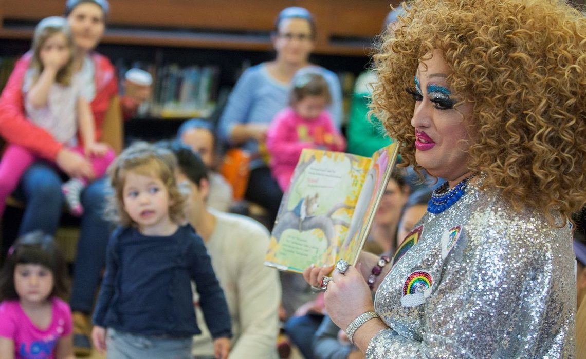 Contrarrestando la agenda de la izquierda en las bibliotecas públicas