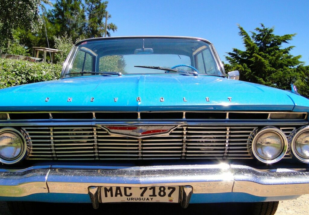 Chevrolet azzurra 1960 con targa dell'Uruguay