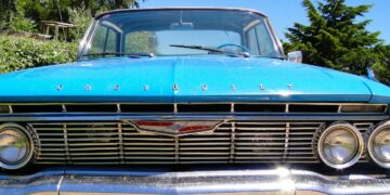 Chevrolet azzurra 1960 con targa dell'Uruguay