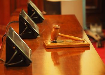 Martelletto del giudice appoggiato sulla scrivania