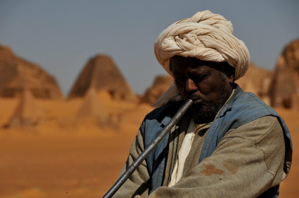 Uomo nel deserto sudanese