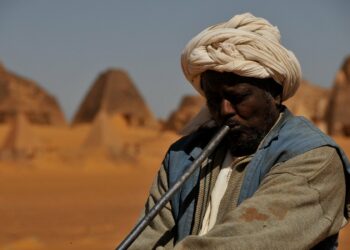 Uomo nel deserto sudanese