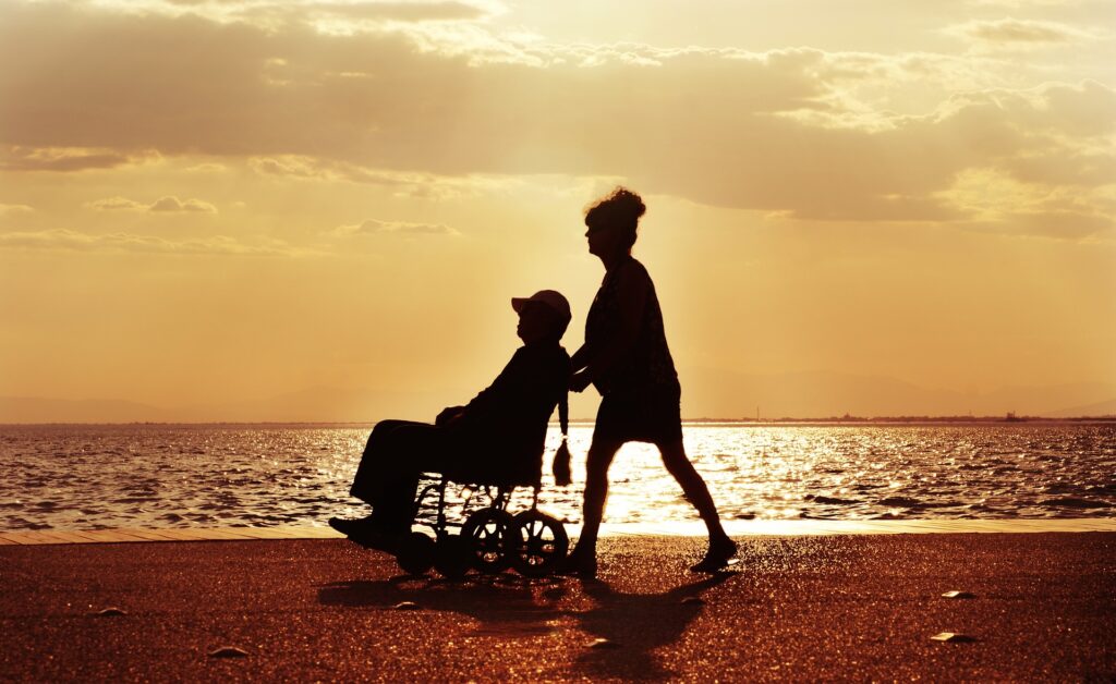 Persona con disabilità trasportata su sedia a rotella