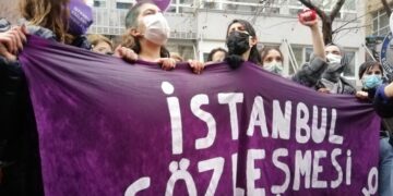 « Nous protégeons l’honneur de notre peuple, la famille et notre tissu social » : Le retrait de la Turquie d’un traité anti-famille suscite l’indignation internationale.