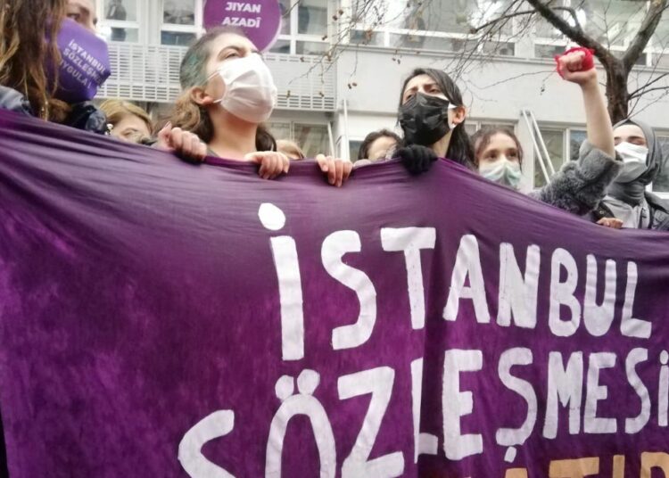 « Nous protégeons l’honneur de notre peuple, la famille et notre tissu social » : Le retrait de la Turquie d’un traité anti-famille suscite l’indignation internationale.