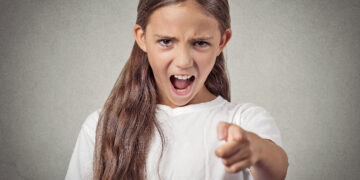 ПРЕНОСИМО: ДЕЦА ЋЕ ПОСТАТИ ДИВЉАЦИ, АКО ЗАКОНОМ БУДЕМО ЗАБРАНИЛИ БАТИНЕ