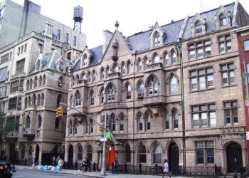 Учитель из частной школы в Нью-Йорке привлёк внимание из разных концов США, опубликовав статью с осуждением критической расовой теории