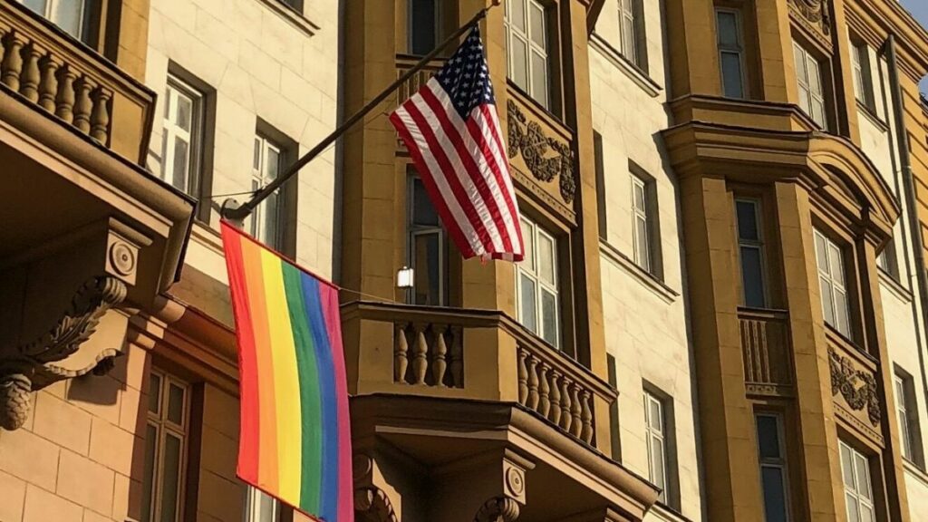bandiera arcobaleno sulle ambasciate USA