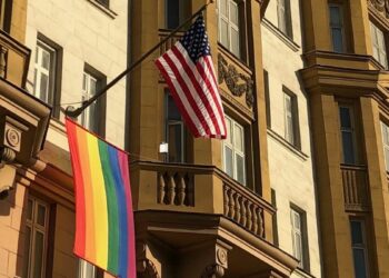 bandiera arcobaleno sulle ambasciate USA
