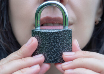 НАСИЉЕ НАД СОПСТВЕНИМ ЈЕЗИКОМ У ИМЕ „РАВНОПРАВНОСТИ”