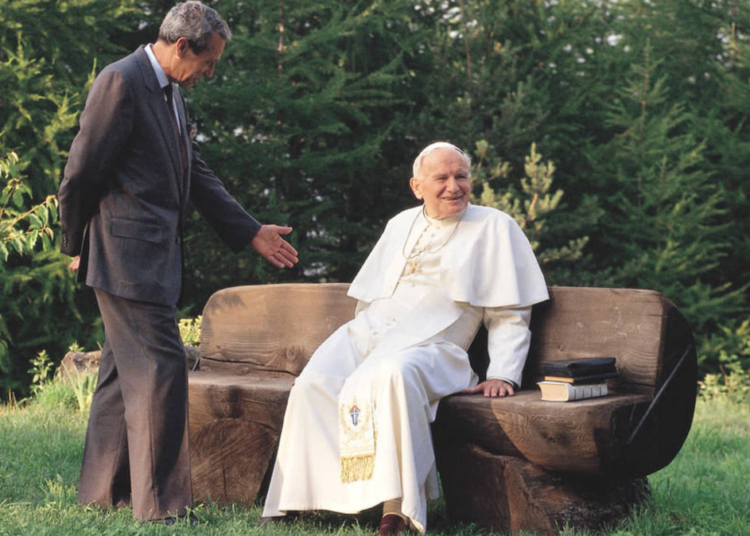 Joaquín Navarro-Valls: “El ser humano no está fabricado. Tiene que hacerse con su libertad” (y II)