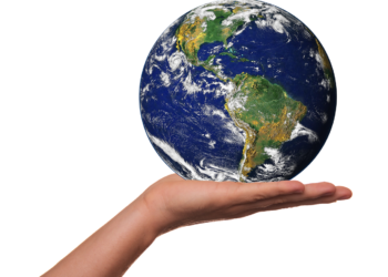 Mano che regge il pianeta Terra