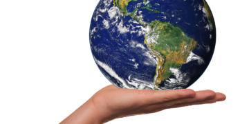 Mano che regge il pianeta Terra