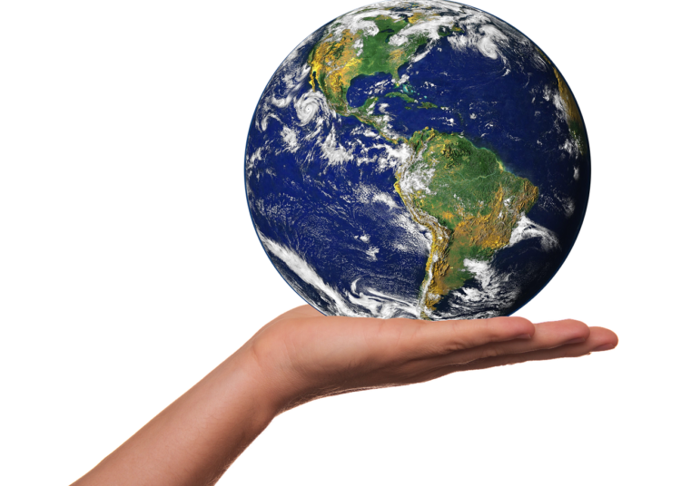 Mano che regge il pianeta Terra