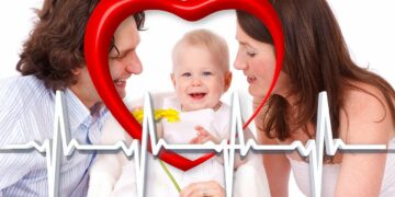 Genitori e bambino con cuore/salute