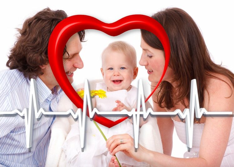 Genitori e bambino con cuore/salute