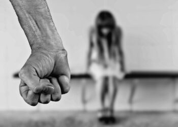 Une petite fille menacée par un poing masculin