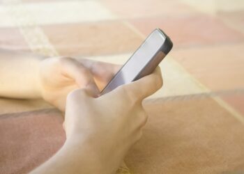 ЗАВИСНОСТ ДЕЦЕ ОД ТЕЛЕФОНА ОПАСНА-РОДИТЕЉИ ГЛАВНИ ФАКТОР