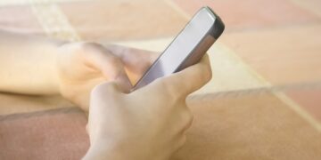 ЗАВИСНОСТ ДЕЦЕ ОД ТЕЛЕФОНА ОПАСНА-РОДИТЕЉИ ГЛАВНИ ФАКТОР