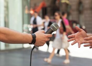 УПОЗОРЕЊЕ: „АНКЕТАРИ“ КРЕИРАЈУ ЛАЖНУ СЛИКУ МИШЉЕЊА ЈАВНОСТИ О ЧОМИЋКИНИМ ЗАКОНИМА