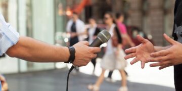 УПОЗОРЕЊЕ: „АНКЕТАРИ“ КРЕИРАЈУ ЛАЖНУ СЛИКУ МИШЉЕЊА ЈАВНОСТИ О ЧОМИЋКИНИМ ЗАКОНИМА