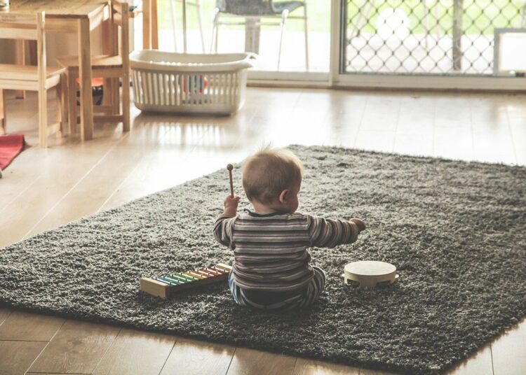 Bambino che gioca con strumenti musicali
